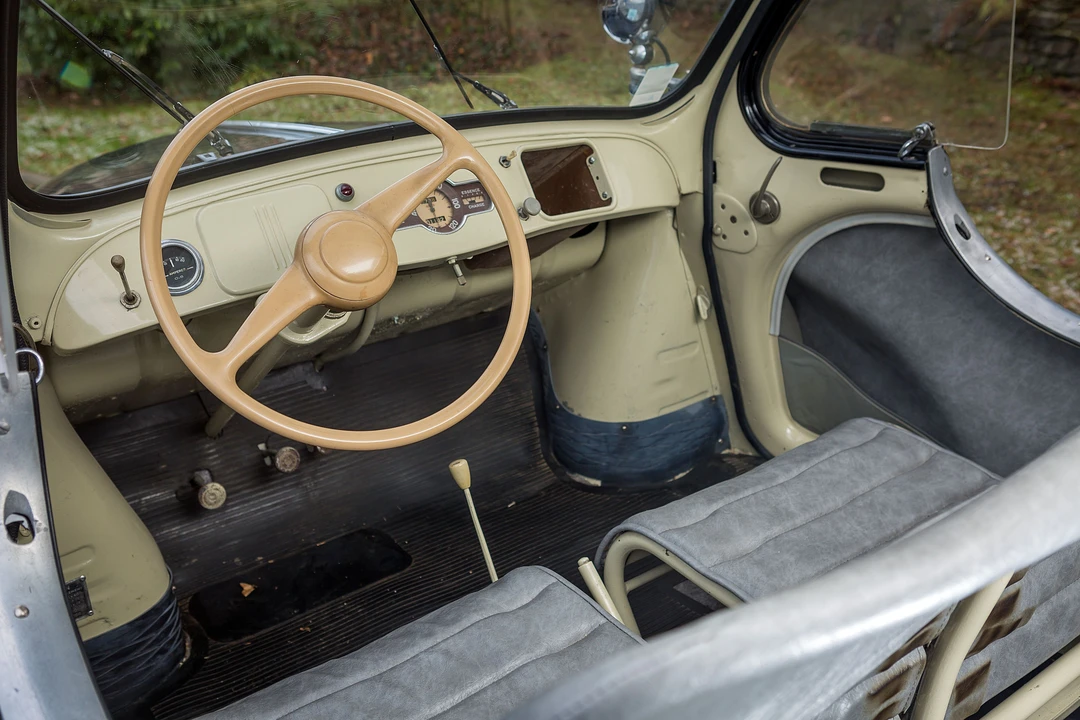 Renault 4CV - Image 13 of 31