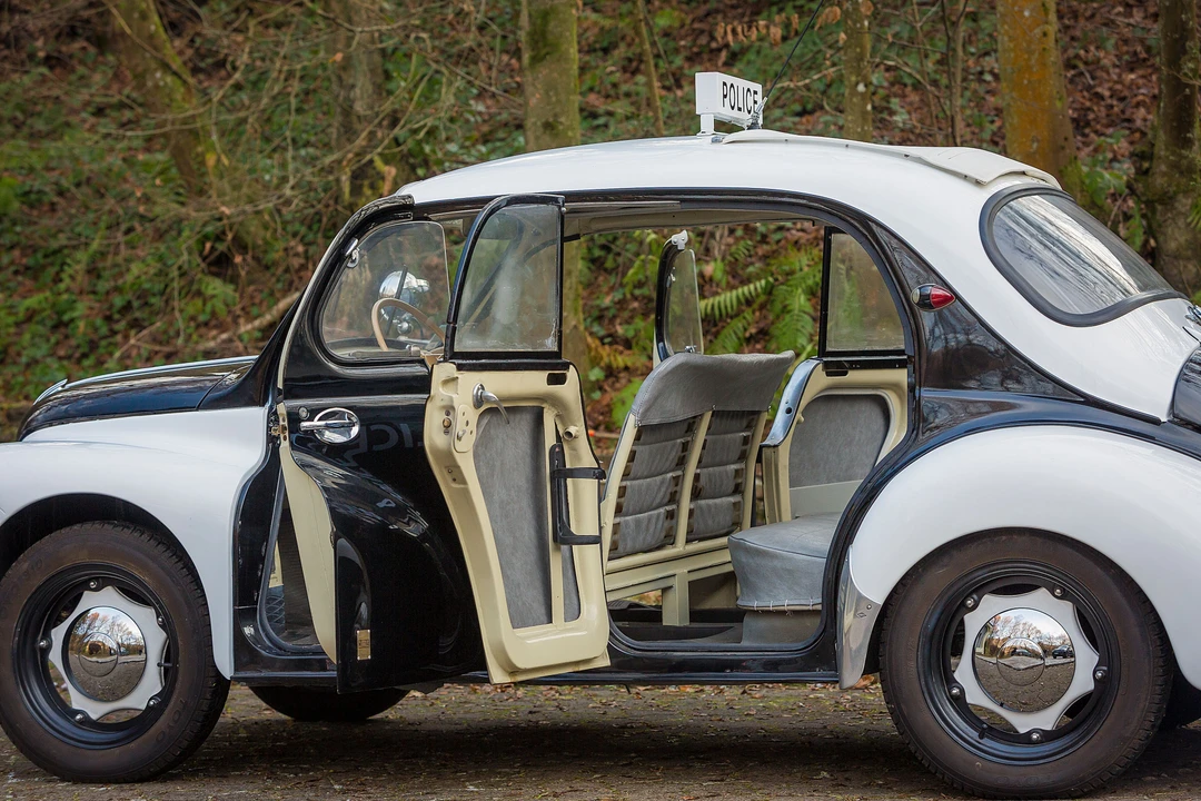 Renault 4CV - Image 9 of 31