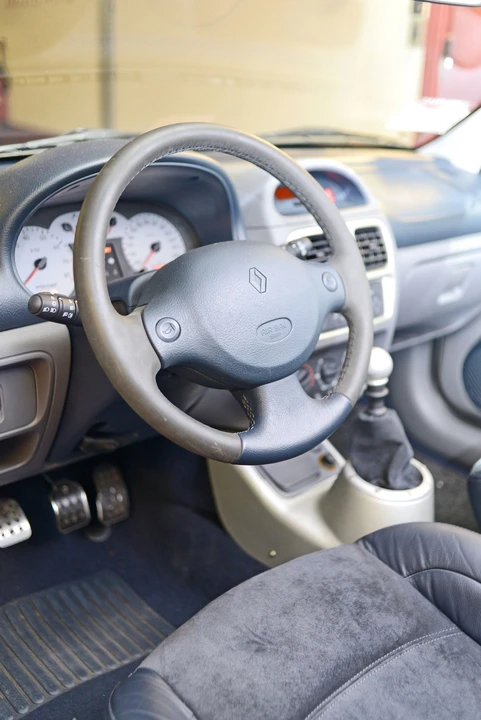 Renault Clio 2nd Gen - Image 9 of 26