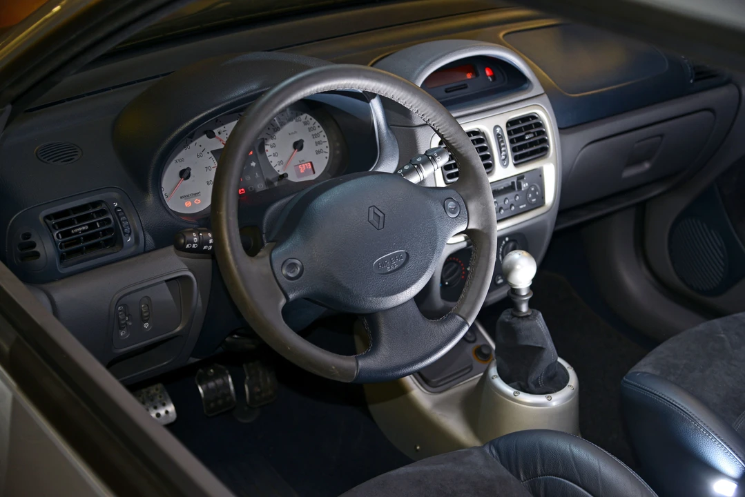 Renault Clio 2nd Gen - Image 6 of 26