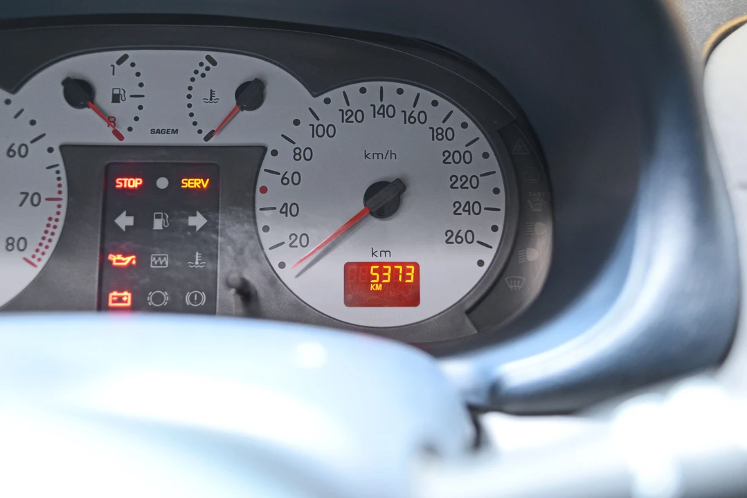 Renault Clio 2nd Gen - Image 11 of 26