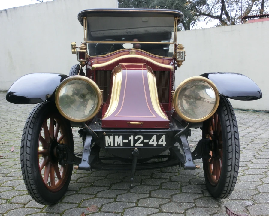 Renault - Image 7 of 9