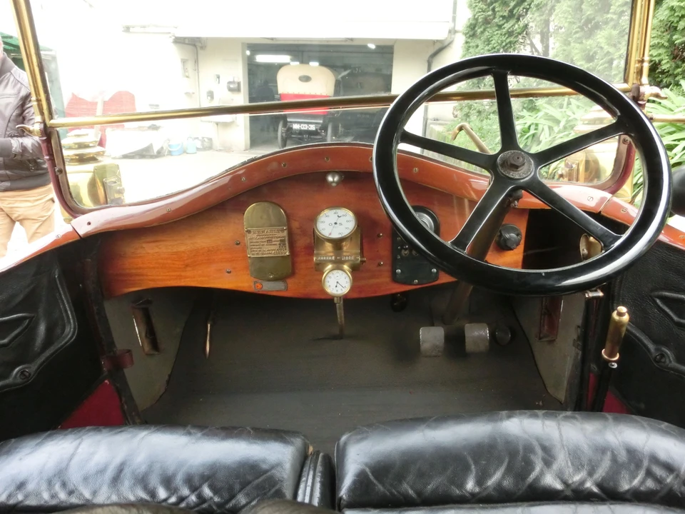 Renault - Image 4 of 9