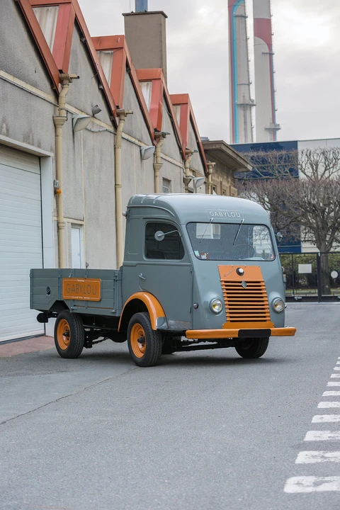 Renault - Image 2 of 31