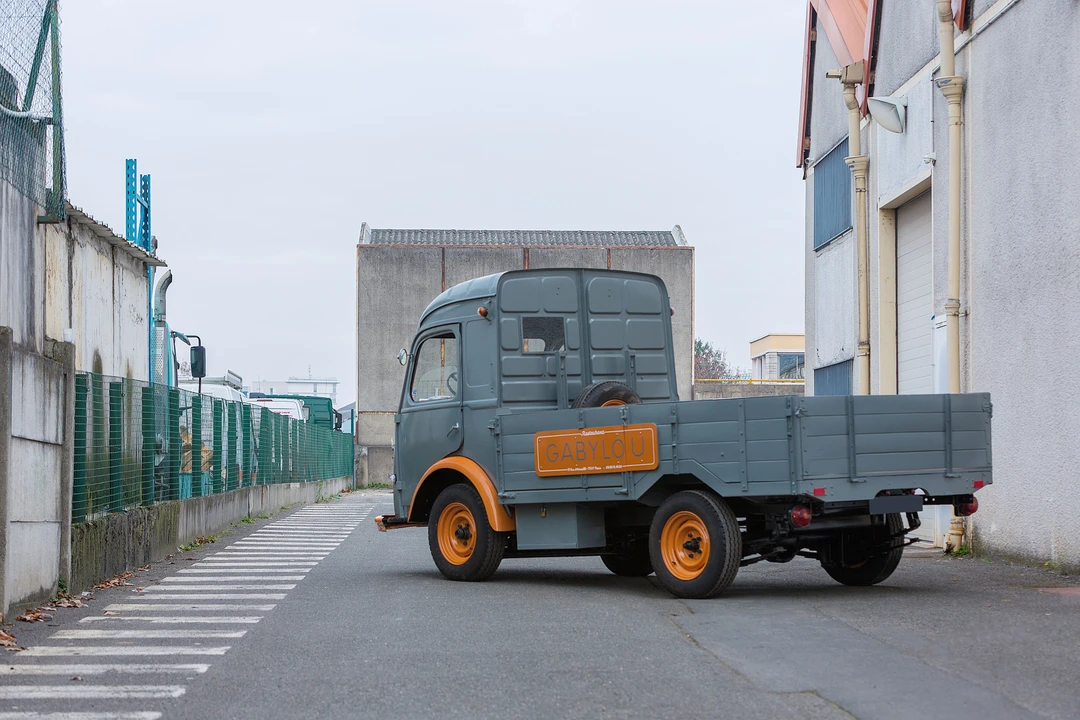 Renault - Image 6 of 31