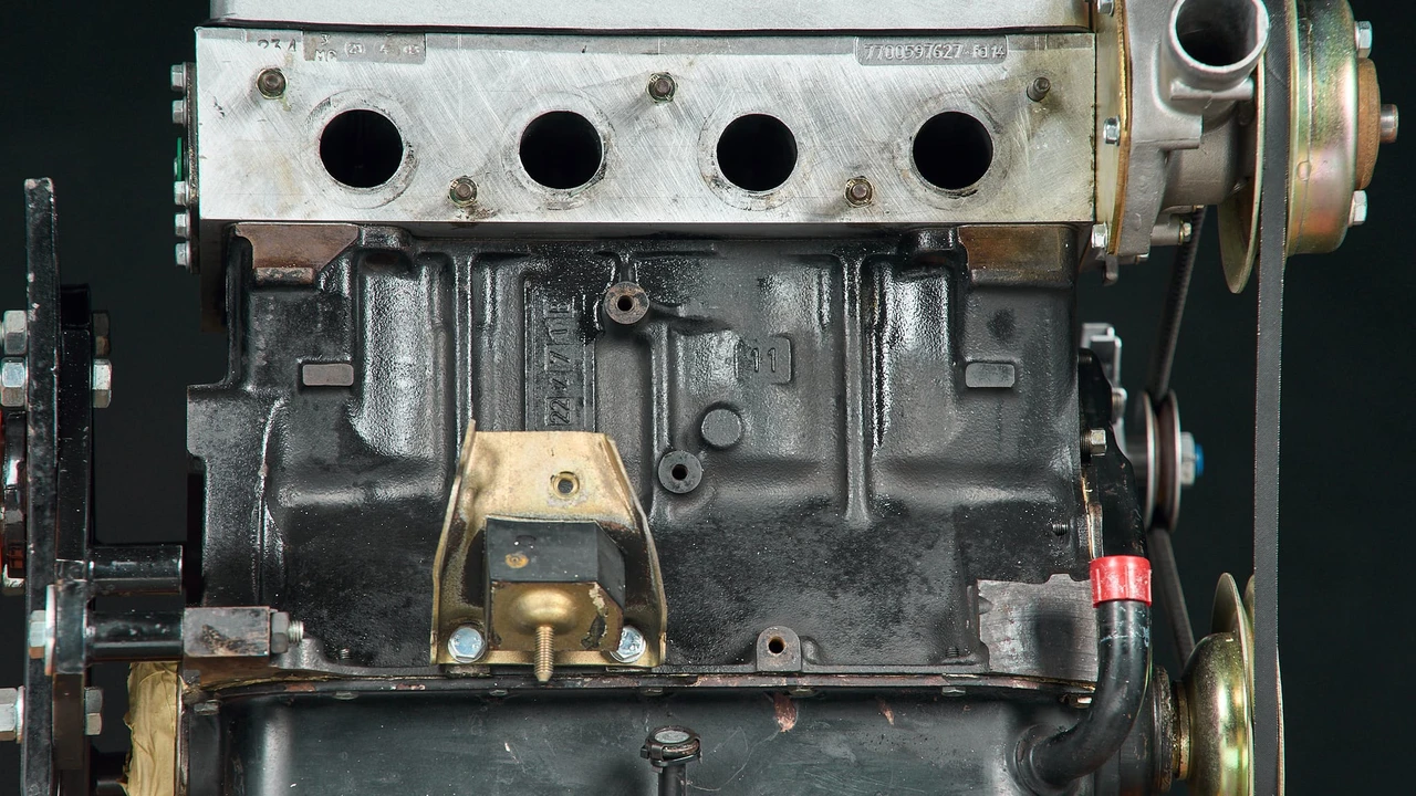 Parts & Memorabilia Engines - Image 26 of 31