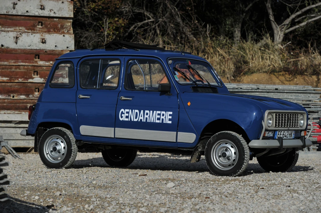 Renault 4 - Image 2 of 29