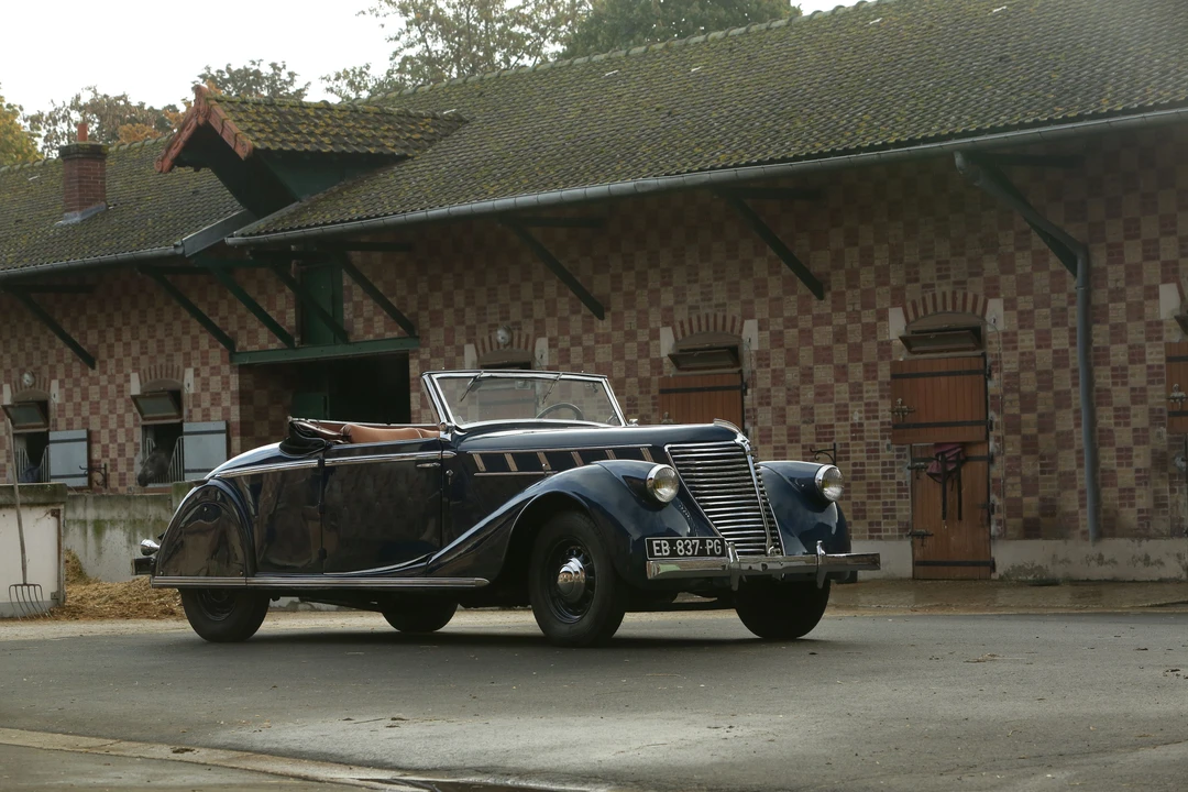Renault - Image 3 of 25