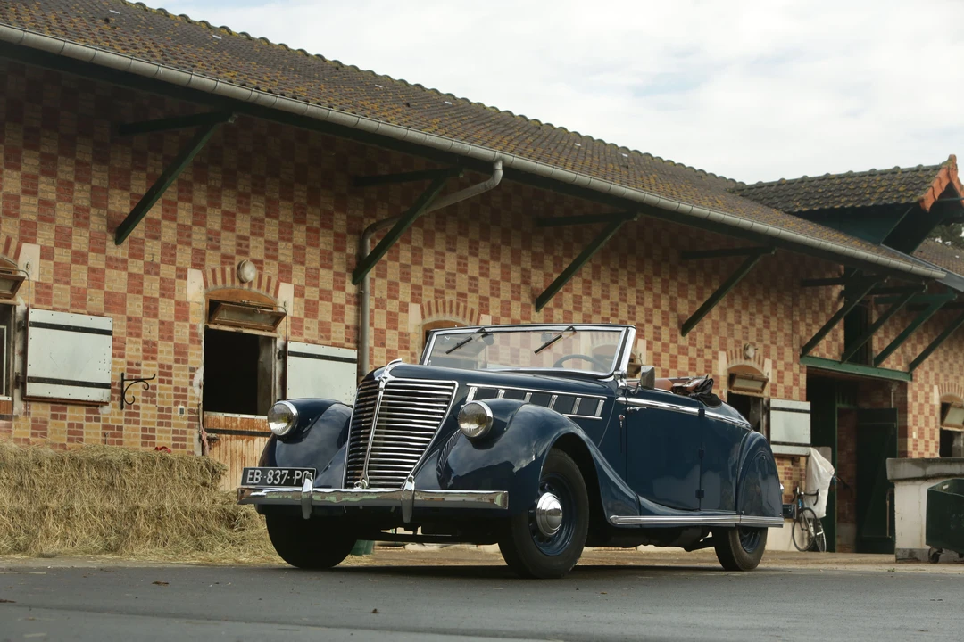 Renault - Image 2 of 25