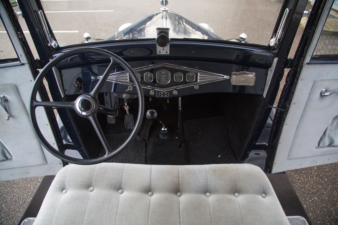 Renault - Image 7 of 17