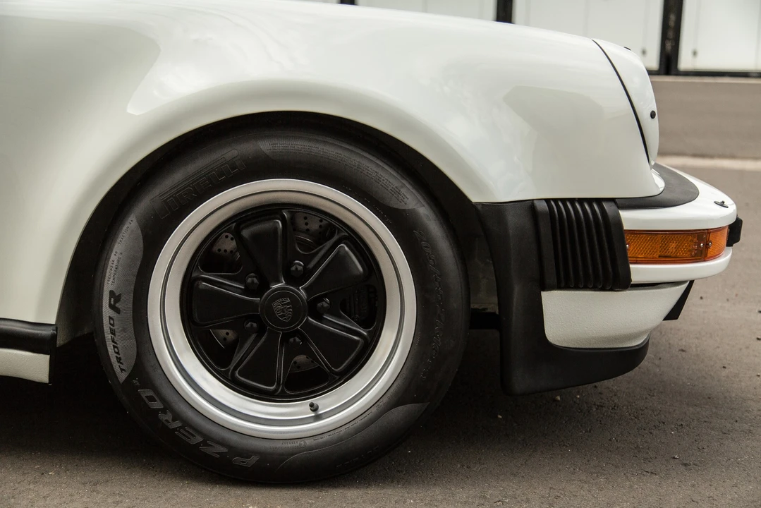 1986 Porsche 911 Carrera 3.2 - Image 13 of 31