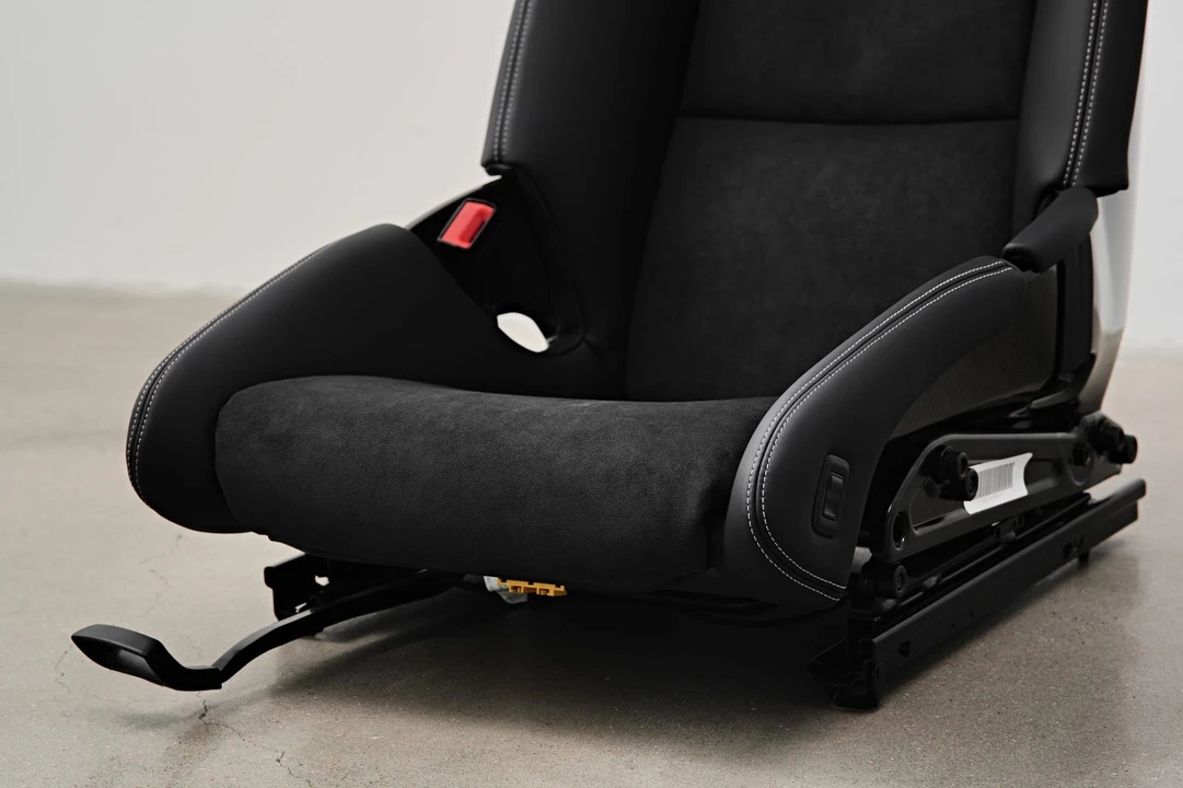 Parts & Memorabilia Seats & Interior - Image 3 of 4