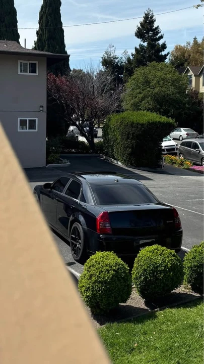 Chrysler 300 (2005-2023) - Image 5 of 11