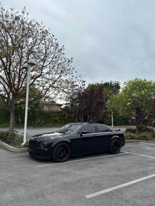 Chrysler 300 (2005-2023) - Image 2 of 11
