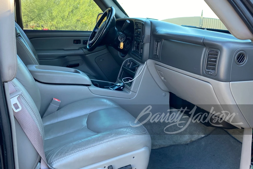 2004 Chevrolet Suburban 9th Gen - Image 2 of 11