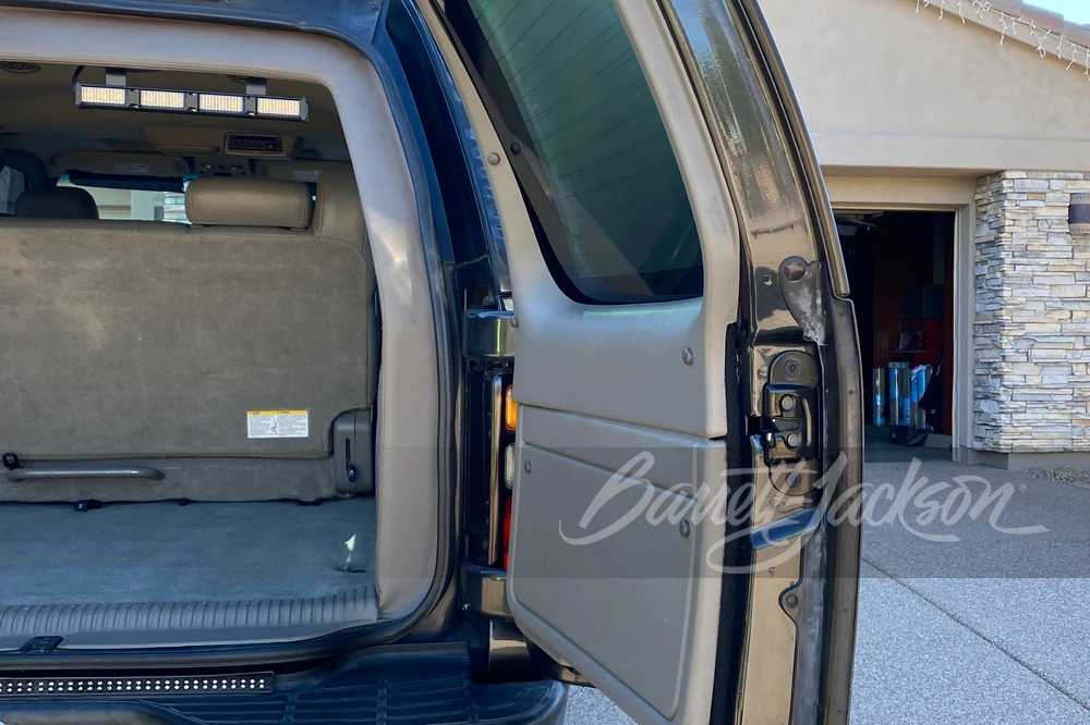 2004 Chevrolet Suburban 9th Gen - Image 8 of 11