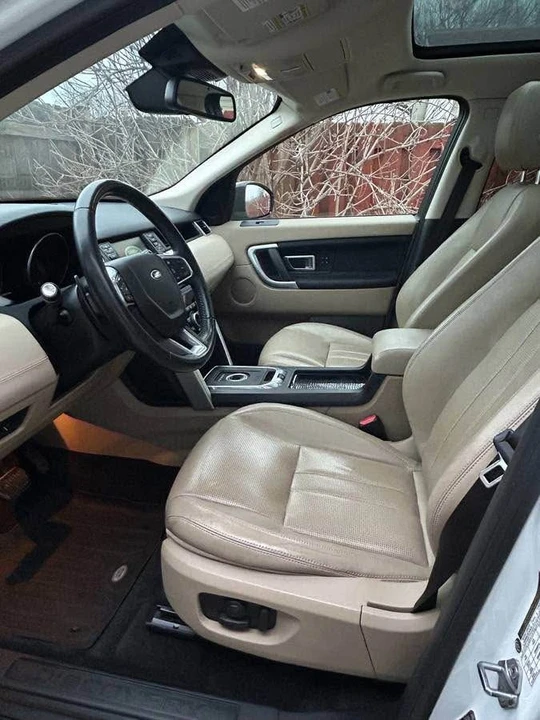 2016 Land Rover Discovery 4th Gen - Image 6 of 10