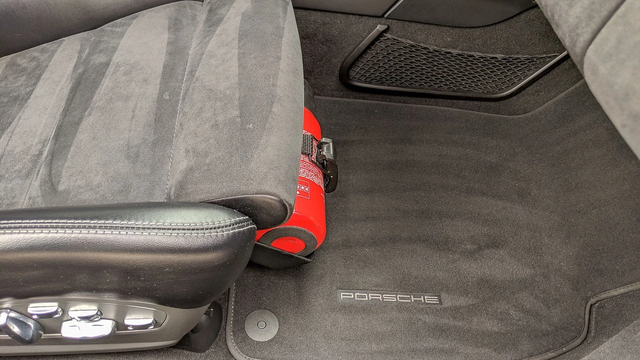 2016 Porsche 981 Cayman GT4 - Image 24 of 31