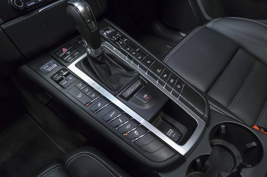 2017 Porsche Macan GTS - Image 15 of 24