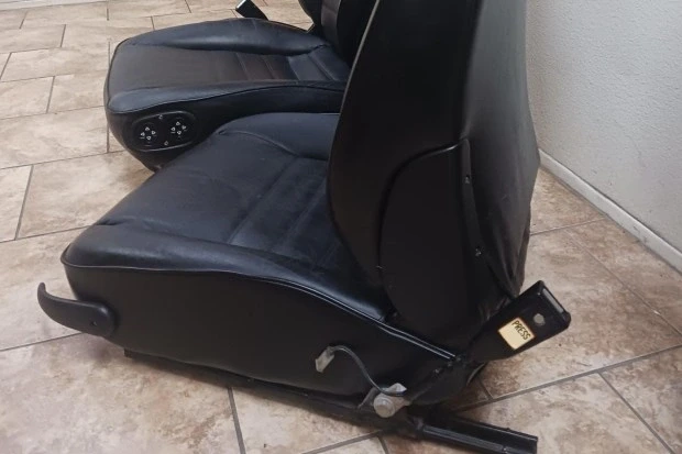 Parts & Memorabilia Seats & Interior - Image 2 of 3