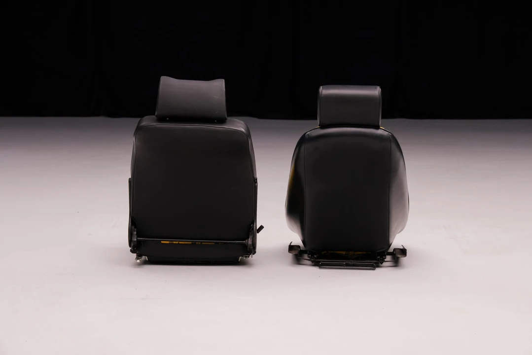 Parts & Memorabilia Seats & Interior - Image 4 of 31