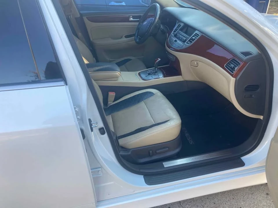2012 Hyundai Genesis - Image 4 of 5
