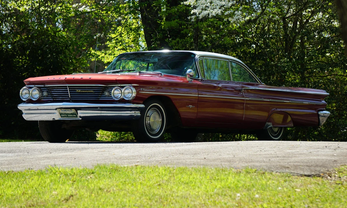 1960 Pontiac Bonneville 1st Gen - Image 2 of 31