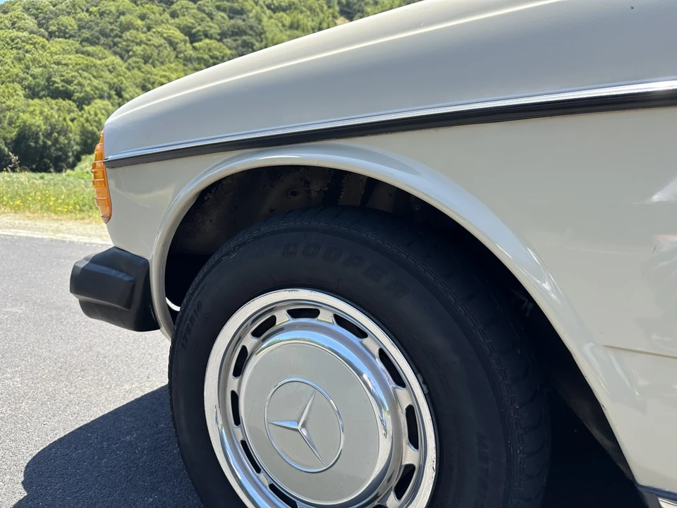 1980 Mercedes-Benz W123 Sedan - Image 21 of 31