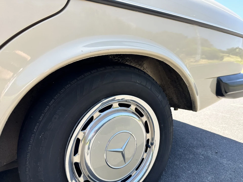 1980 Mercedes-Benz W123 Sedan - Image 23 of 31