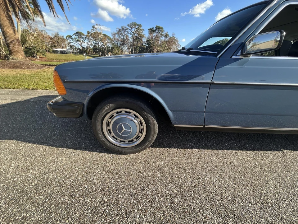 1983 Mercedes-Benz W123 Sedan - Image 15 of 31