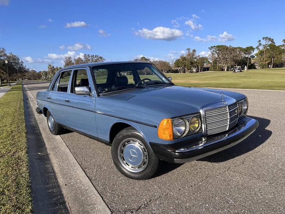 1983 Mercedes-Benz W123 Sedan - Image 2 of 31