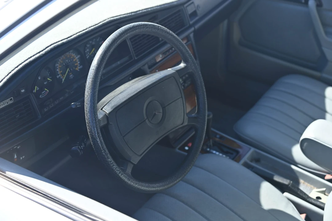 1986 Mercedes-Benz 190E - Image 18 of 31