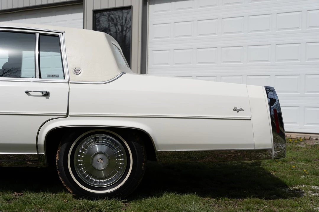 1988 Cadillac Brougham - Image 15 of 31