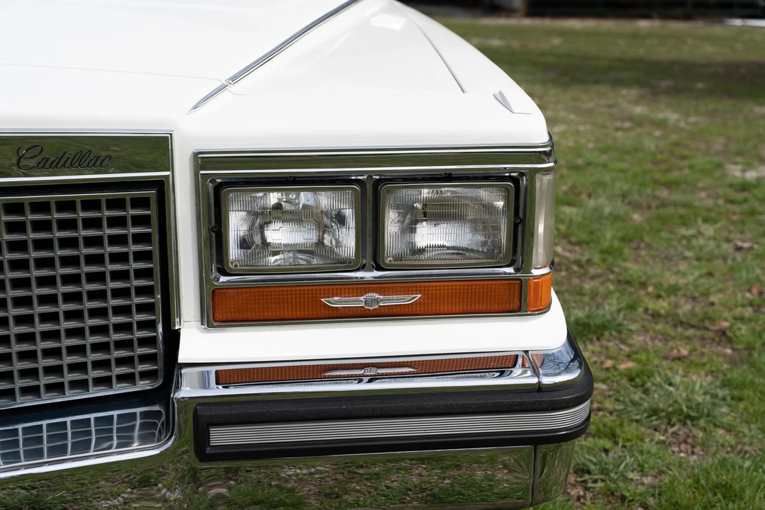 1988 Cadillac Brougham - Image 21 of 31