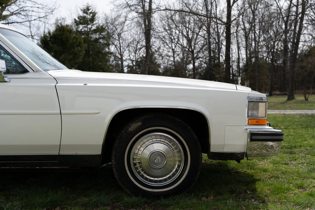 1988 Cadillac Brougham - Image 19 of 31