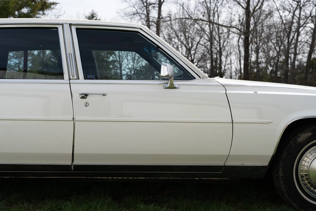 1988 Cadillac Brougham - Image 18 of 31