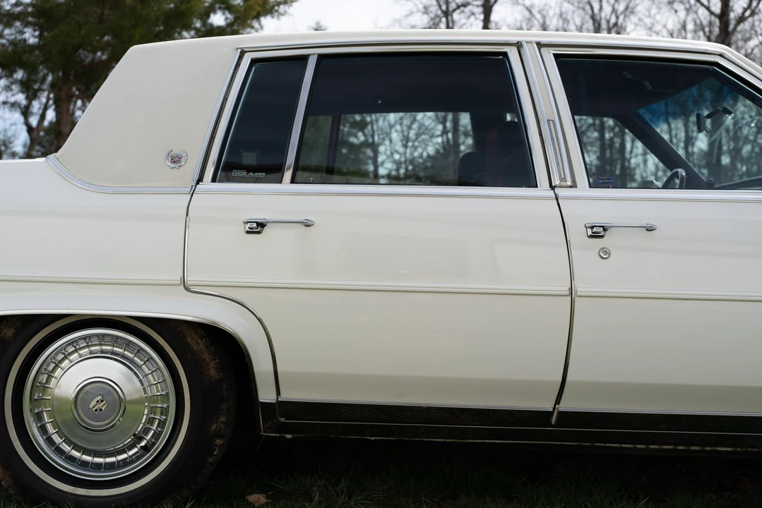 1988 Cadillac Brougham - Image 17 of 31