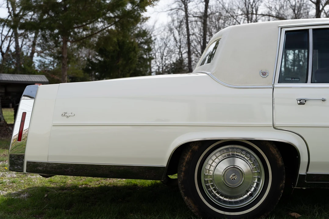 1988 Cadillac Brougham - Image 16 of 31