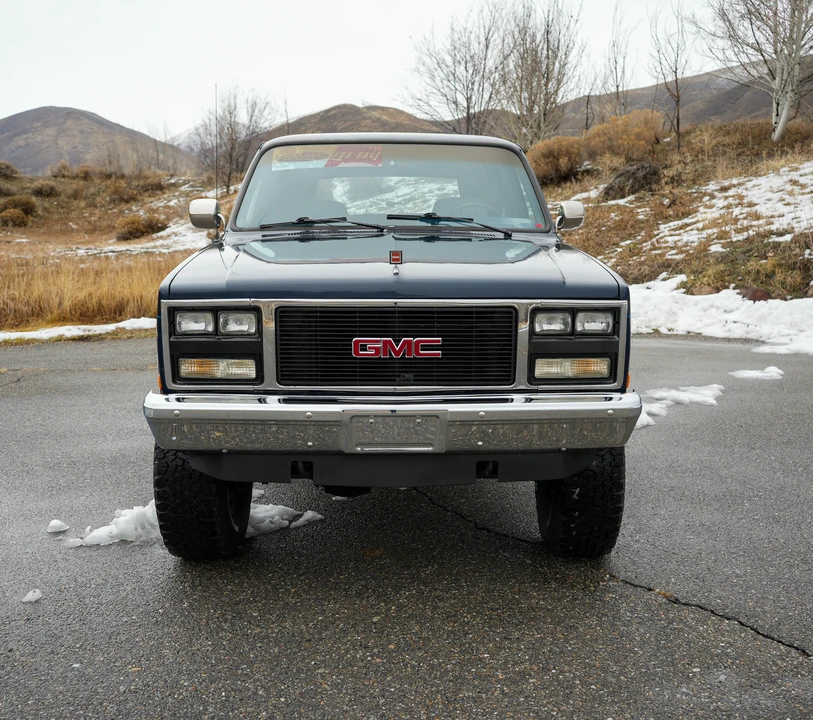 1990 GMC Suburban 7th Gen - Image 3 of 31