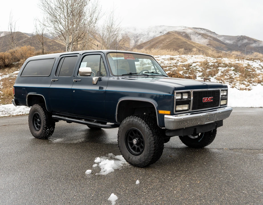 1990 GMC Suburban 7th Gen - Image 2 of 31