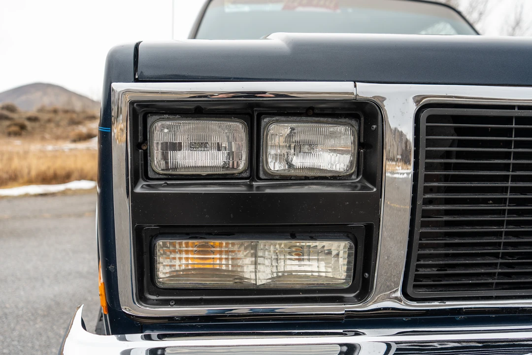 1990 GMC Suburban 7th Gen - Image 28 of 31