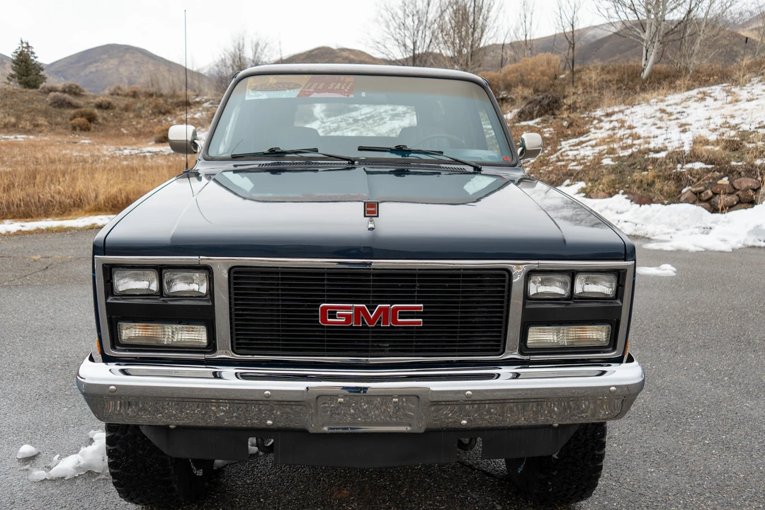 1990 GMC Suburban 7th Gen - Image 4 of 31