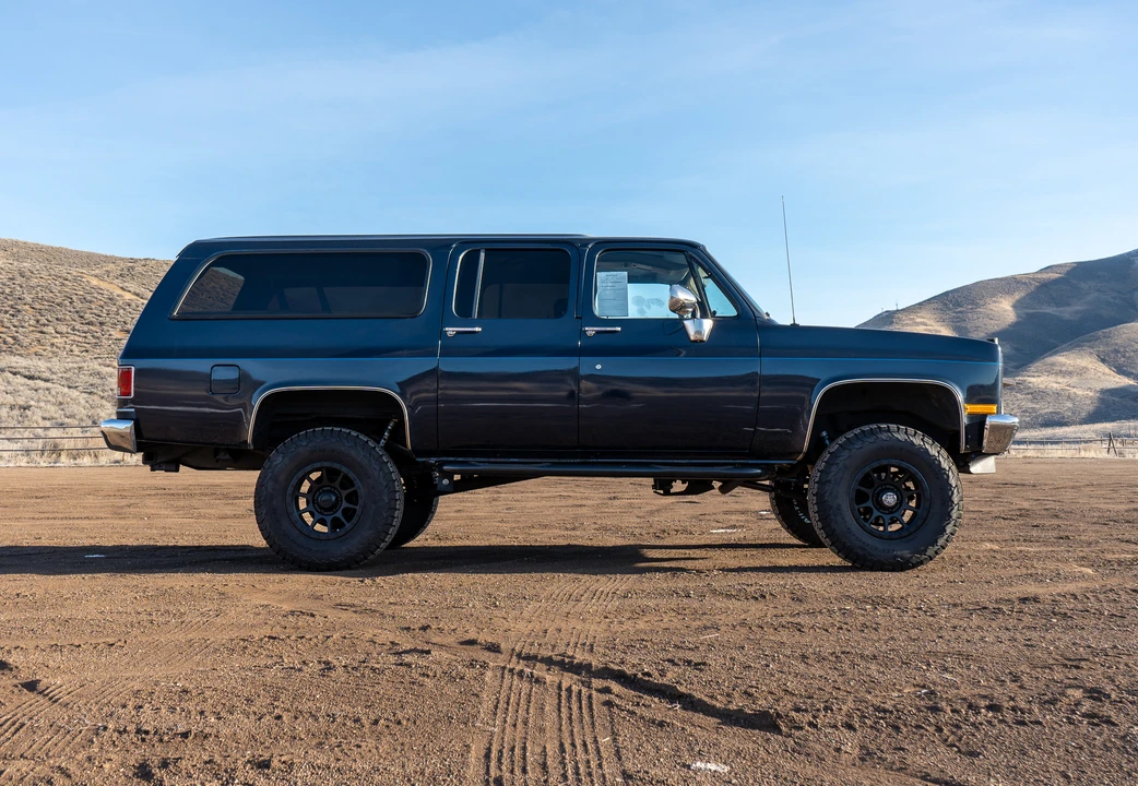 1990 GMC Suburban 7th Gen - Image 25 of 31