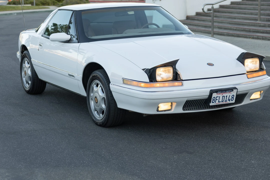 1991 Buick Reatta - Image 11 of 31