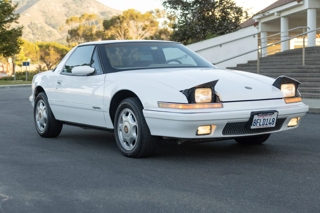 1991 Buick Reatta - Image 10 of 31