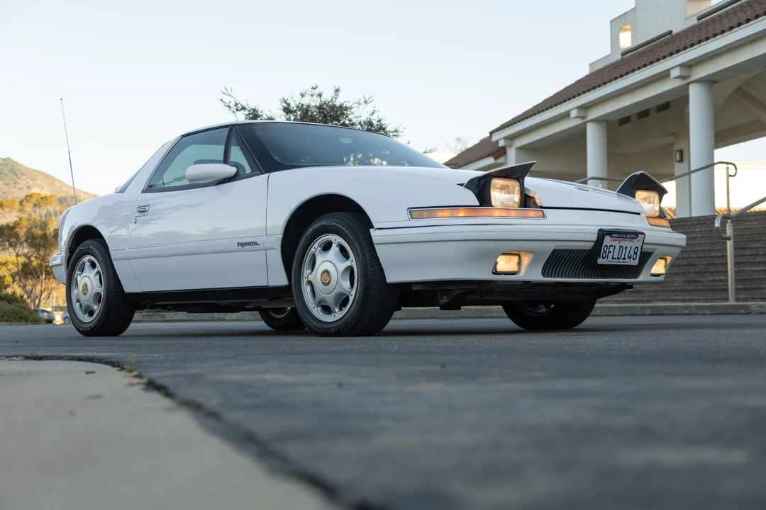 1991 Buick Reatta - Image 8 of 31