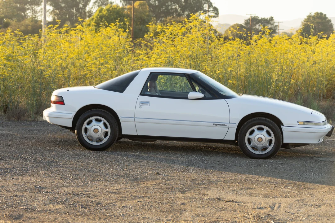 1991 Buick Reatta - Image 23 of 31