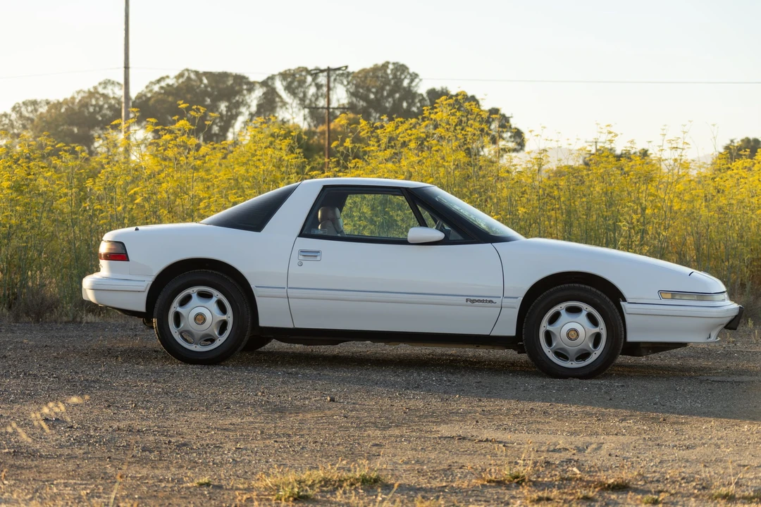 1991 Buick Reatta - Image 24 of 31