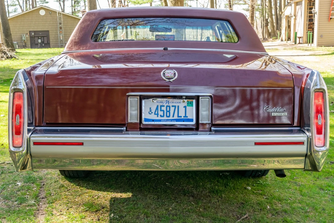 1991 Cadillac Brougham - Image 17 of 31