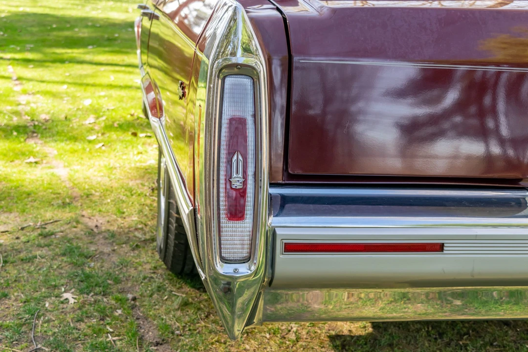 1991 Cadillac Brougham - Image 19 of 31